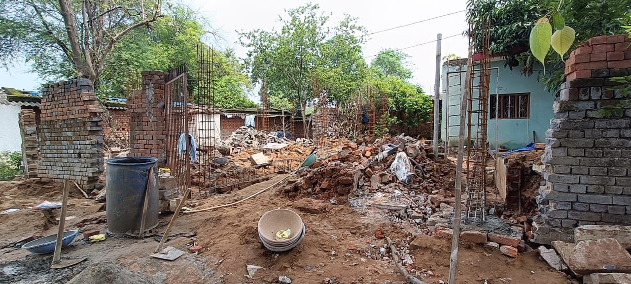 Shivrinarayan में इमारती लकड़ी को काट कर मकान बना रहे सचिव