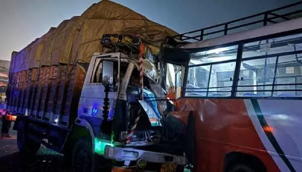 Gujarat में ट्रक ने बस को मारी टक्कर, 6 लोगों की मौत कई घायल