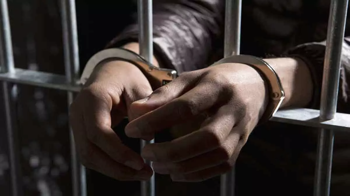 Lucknow: पुलिस ने चोरी के मामले में बाल अपचारियों को गिरफ्तार किया