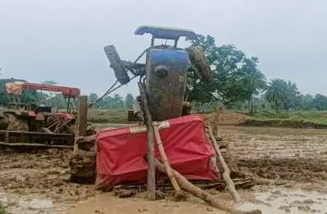 मताई के दौरान खेत में हादसा, Tractor चालक की मौत