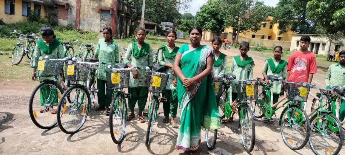 Gudabanda : गुड़ाबांदा प्रखंड में 75 बच्चों को मिली साइकिल