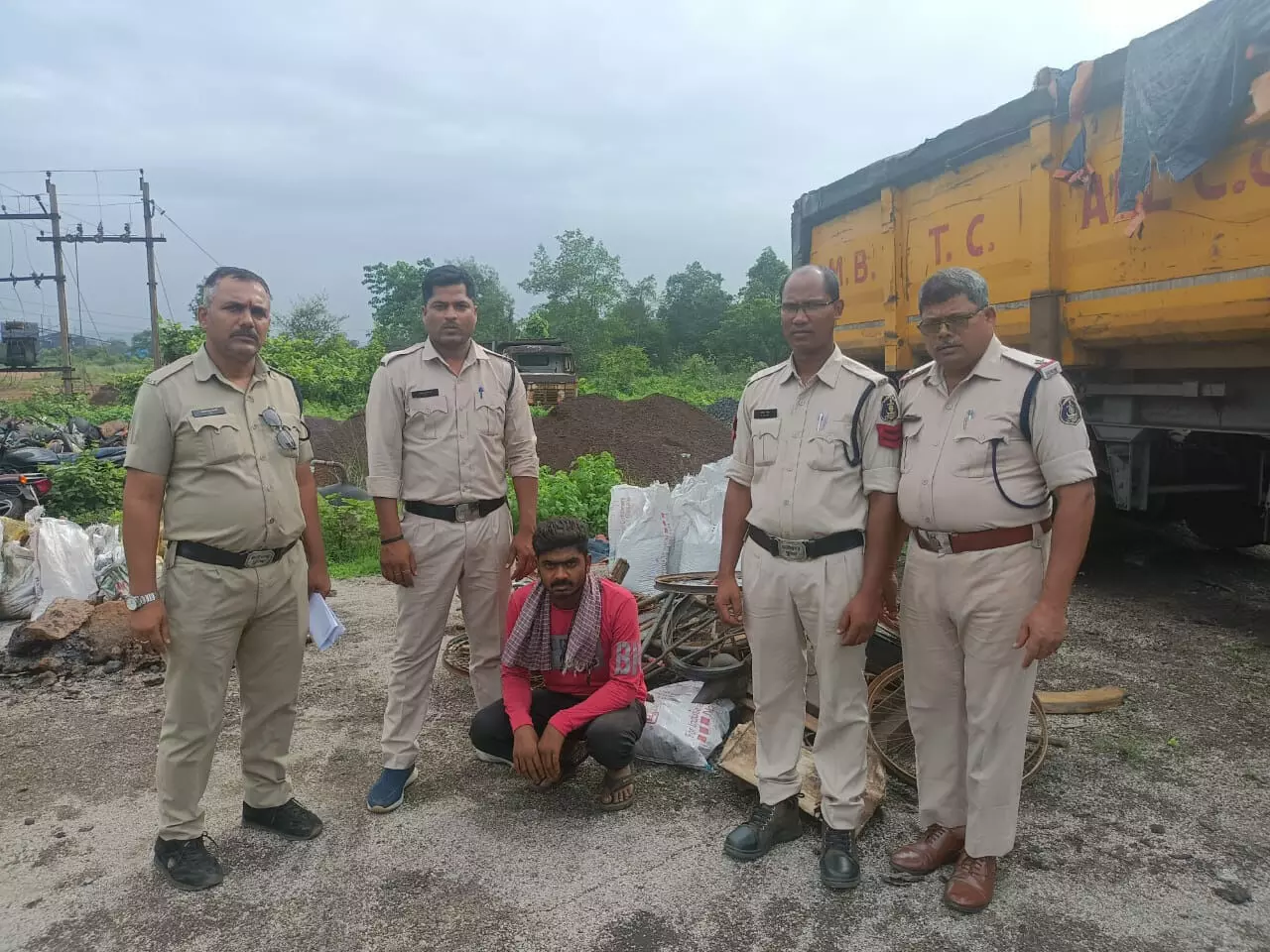 Raigarh पुलिस की ताबड़तोड़ कार्यवाही में 15 टन कबाड़ जब्त, ट्रक चालक समेत 16 लोग गिरफ्तार