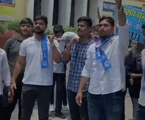 राजस्थान में छात्रसंघ चुनाव कराने की मांग को लेकर एनएसयूआई का प्रदर्शन
