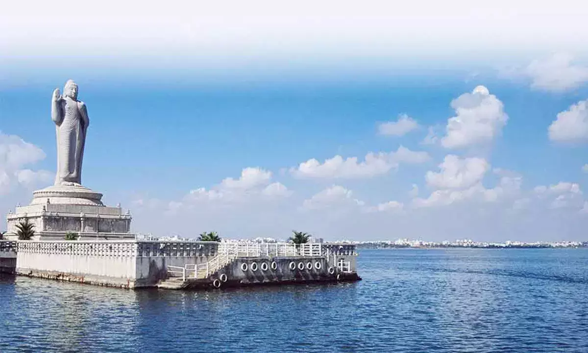 Hyderabad में हुसैन सागर जलाशय बारिश के बीच पूरी क्षमता पर पहुंचा