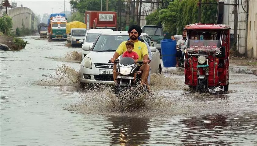Chandan Nagar RUB, इकेहरी पुल्ली में जलभराव से यात्रियों को परेशानी