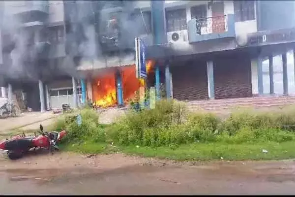 Bokaro : इलेक्ट्रिक बाइक शोरूम में लगी आग, 18 बाइक जलकर राख