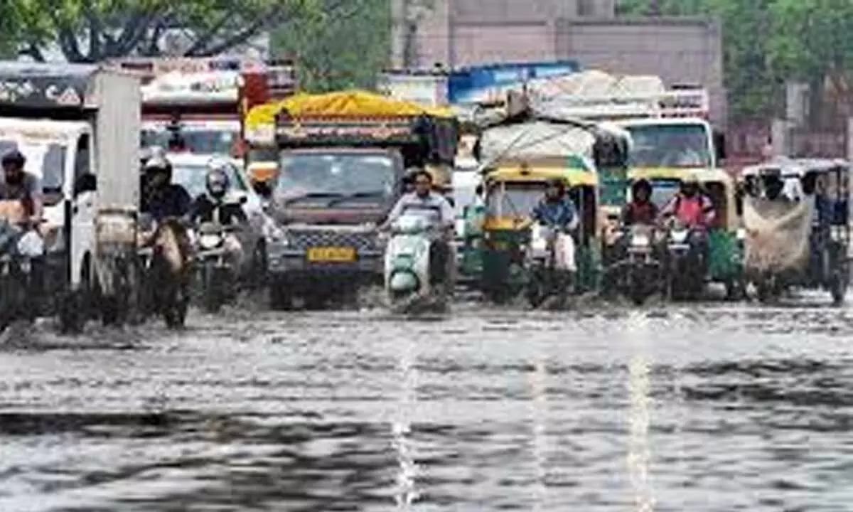Delhi: बारिश के कारण यातायात संबंधी समस्याओं का करना पड़ रहा सामना