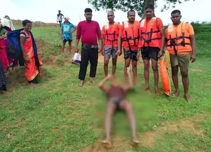 CG Brutal Suside: युवक ने खुद का गला काटा, फिर नदी में लगाई छलांग