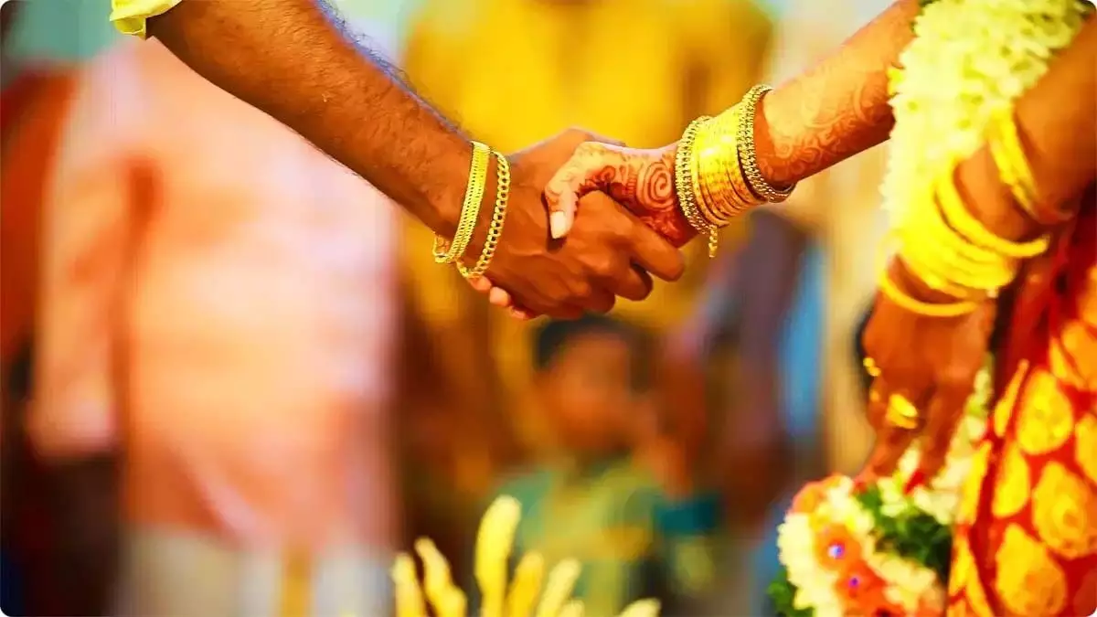 Vastu Tips: वैवाहिक जीवन के क्लेश दूर करने के लिए इस स्थान पर बांधें ये चीज