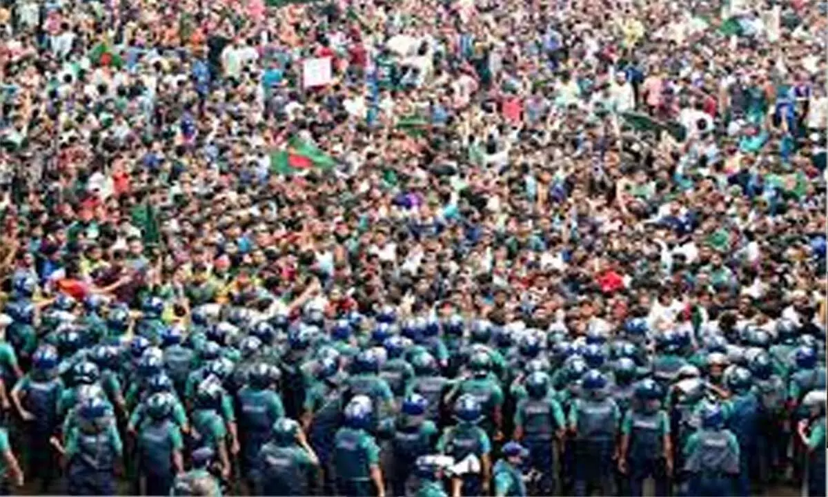 Bangladesh में नौकरी के लिए आवेदन के विरोध में छात्रों के बीच झड़प, 100 घायल