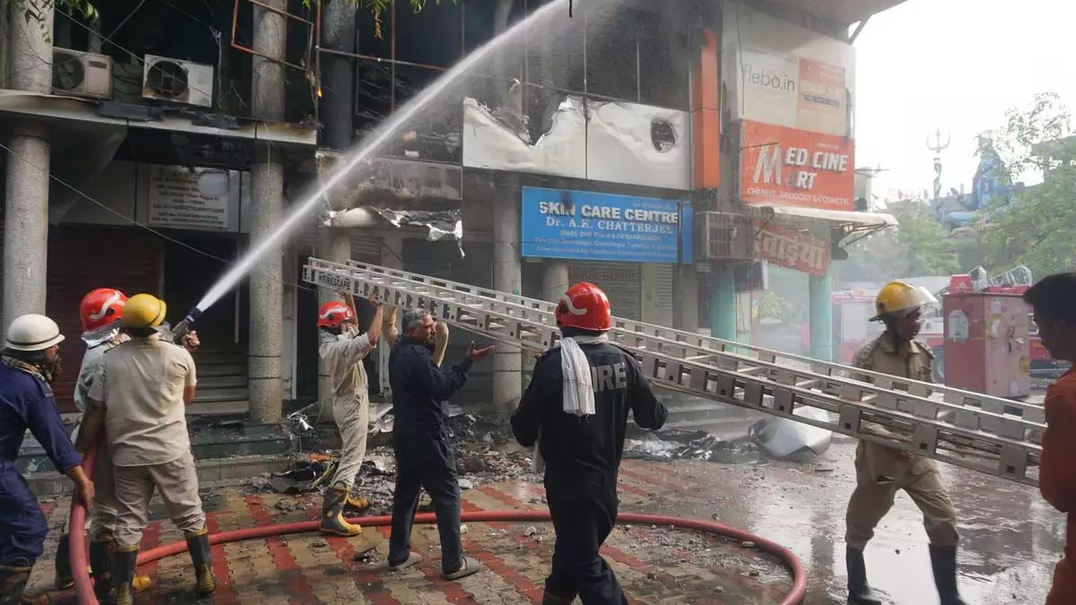 Delhi: मयूर विहार में कैफे में भीषण आग, आसपास की दुकानें जलकर खाक
