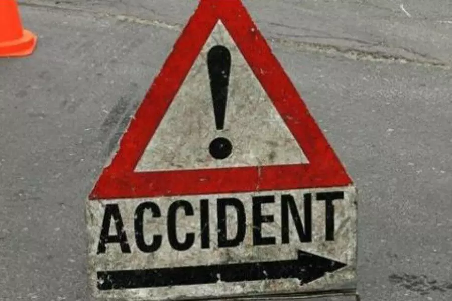Accident Breaking: कार से टकराई पिकअप, 3 लोगों की मौत और 9 घायल