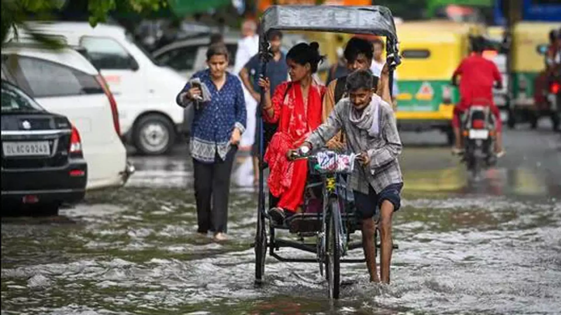 Dehli: दिल्ली में सुबह अचानक हुई बारिश से यातायात बाधित