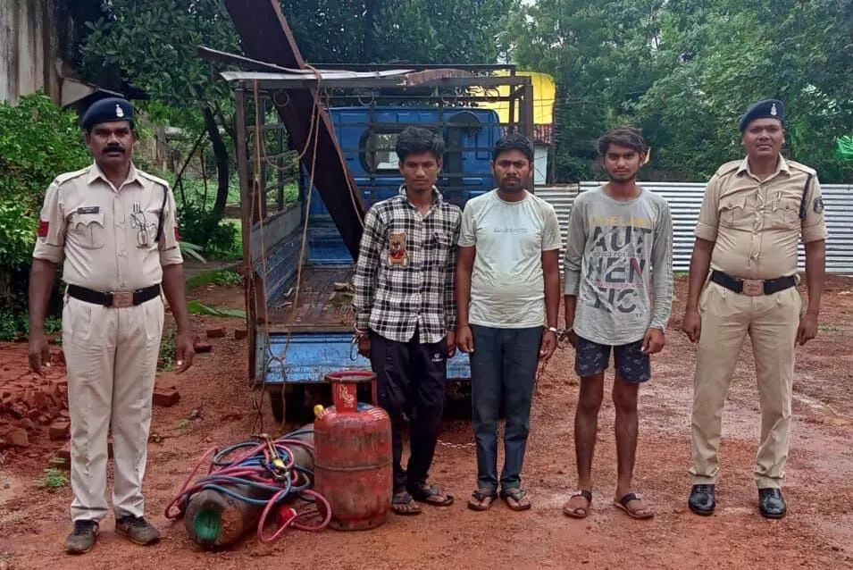Raipur के लड़के धमतरी में चुरा रहे थे लोहे का होर्डिंग, तीन गिरफ्तार