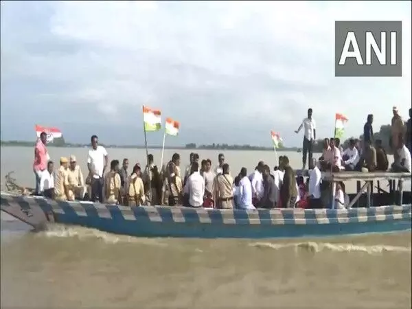 Congress नेताओं ने असम के बाढ़ प्रभावित इलाकों का दौरा किया