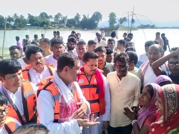 Assam: AICC-APCC की टीम बाढ़ प्रभावित मोरीगांव में पीड़ितों से मिलने पहुंची