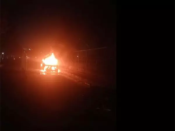 Hyderabad: चलती कार में लगी आग, चालक सुरक्षित बच गया