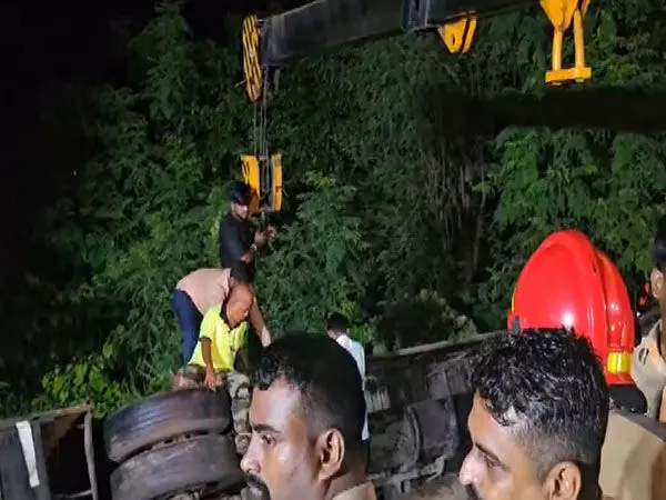 Mumbai Express Highway पर बस के खाई में गिरने से चार लोगों की मौत, कई घायल