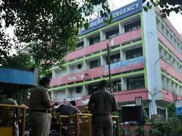 DELHI : अस्पतालों में लगेंगे मेटल डिटेक्टर