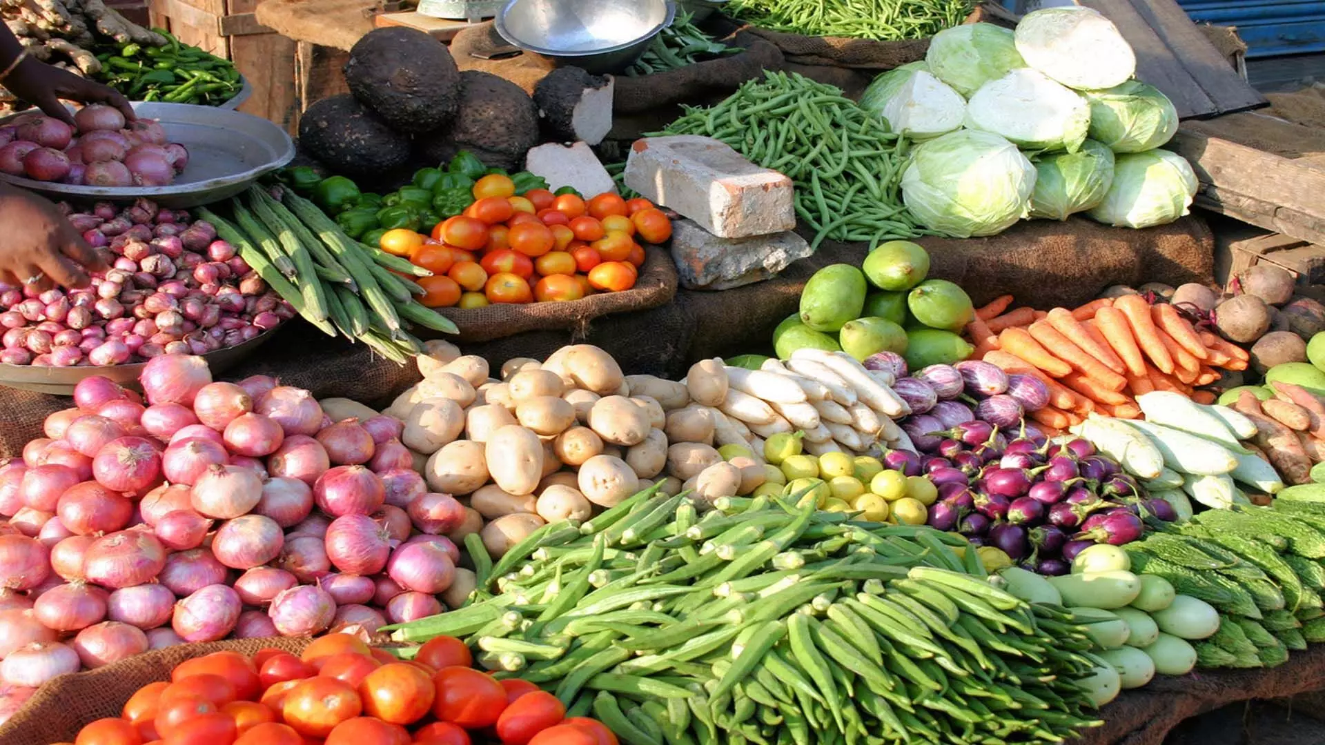 Kolkata: टास्क फोर्स की कार्रवाई के बावजूद कोलकाता में सब्जियों की कीमतें आसमान छू रही