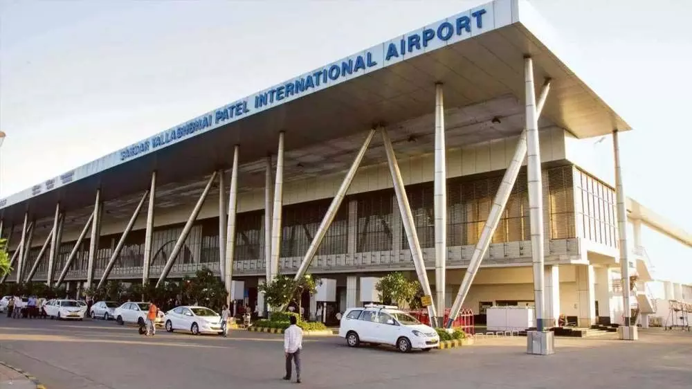 Ahmedabad : अडानी एयरपोर्ट पर अधिकारियों की मनमानी और ठेकेदारों की दबंगई