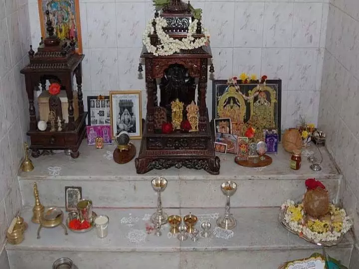Vastu Tips: पूजा घर में भूलकर भी न रखें ये तस्वीर