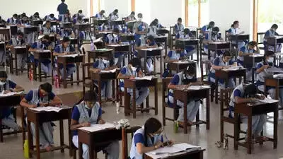 Bihar: छात्रों का परीक्षा के दौरान लापरवाही, मोबाइल फोन का उपयोग