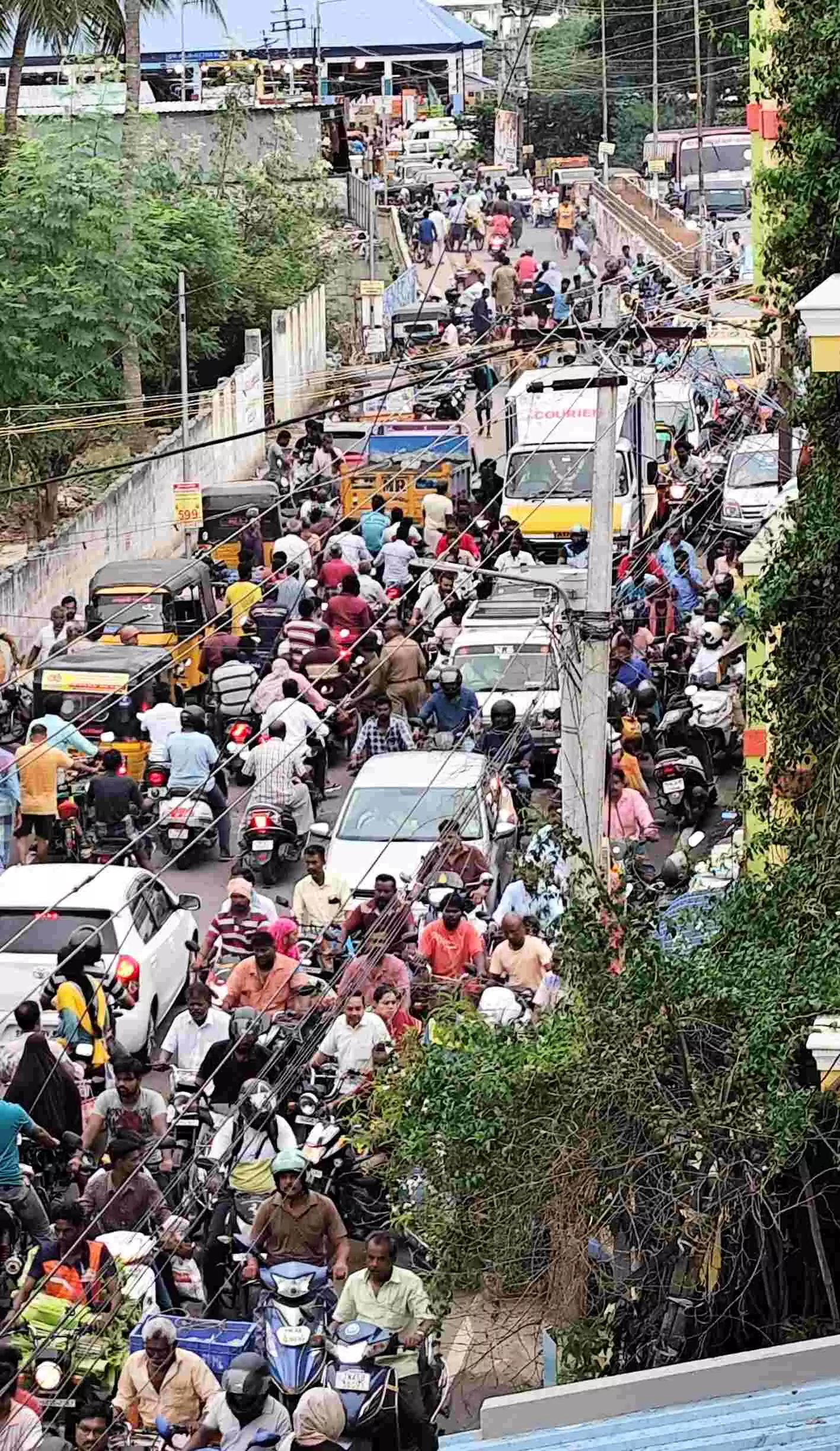 Tiruchi शहर के मछली बाज़ार के रास्ते में यातायात जाम