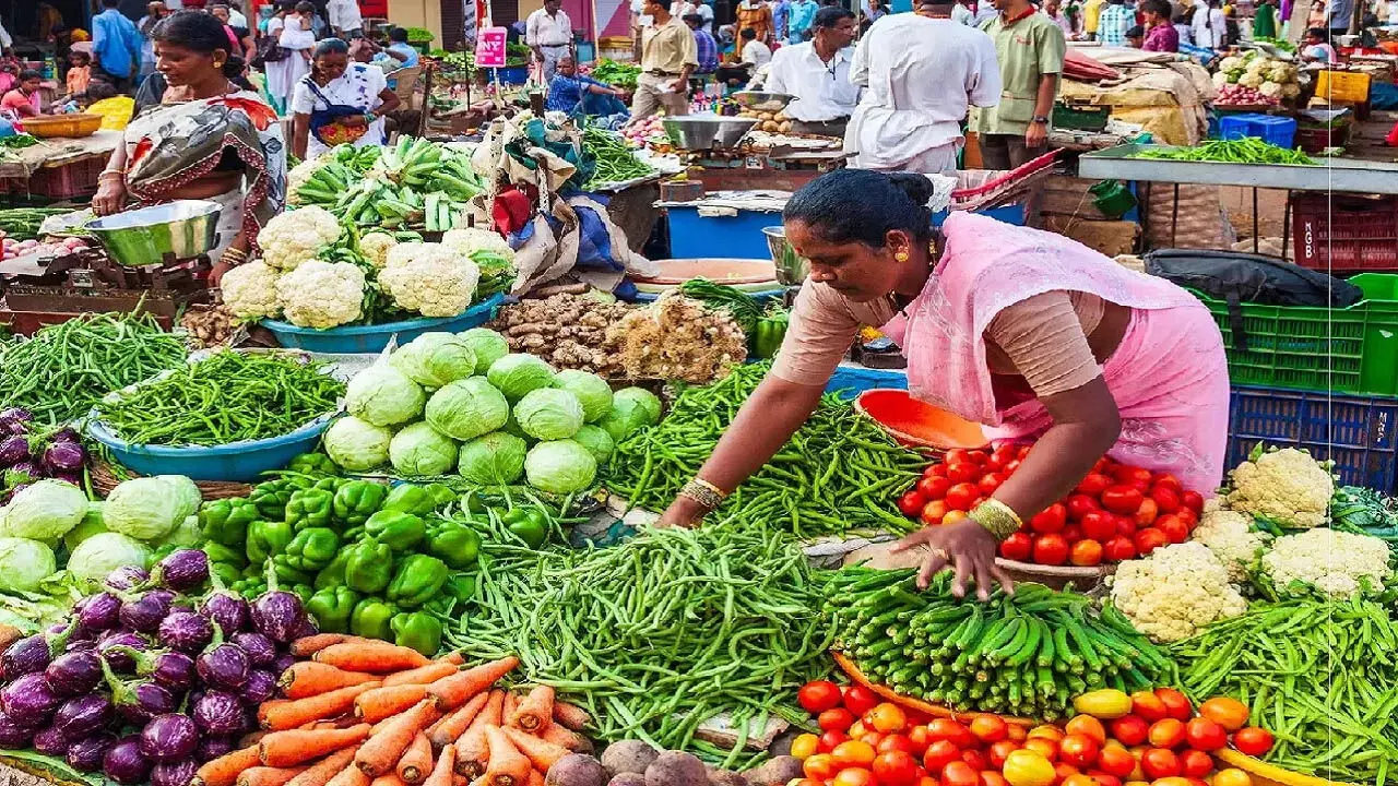 The survey: देरी से बारिश, बाढ़ के कारण सब्जियों की कीमतें दोगुनी