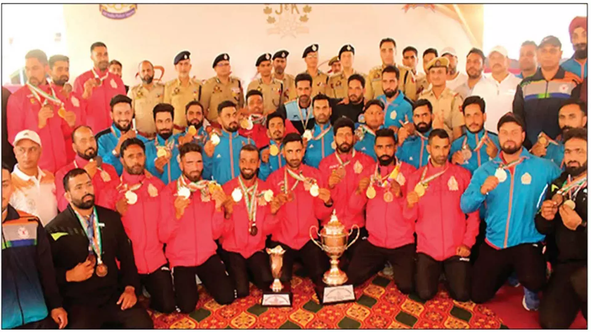 ADGP: एडीजीपी विजय कुमार ने जम्मू-कश्मीर पुलिस केंद्र की खेल टीमों को सम्मानित किया