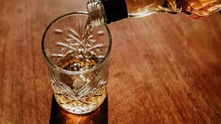 CG NEWS: कारोबारी के मुंह पर शराब फेंका, बार में मारपीट की घटना