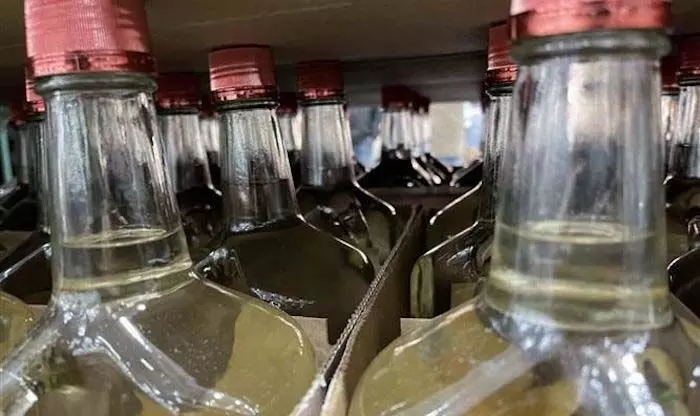 Chandigarh: कबाड़ी और बारटेंडरों से खरीदी गई खाली बोतलें