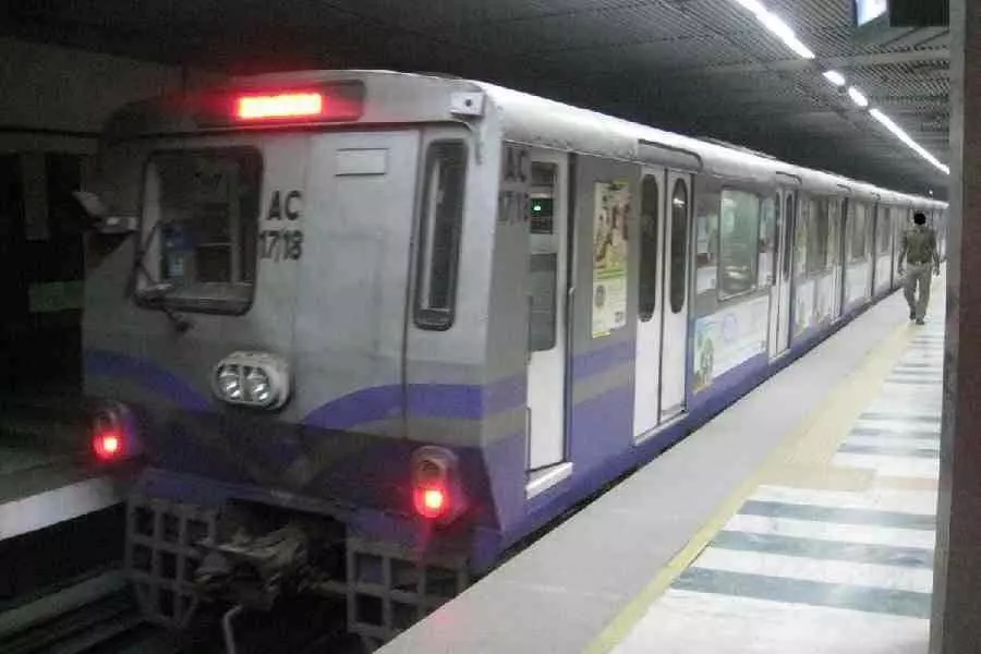 बिजली की समस्या के कारण Kolkata मेट्रो की रेक कुछ देर के लिए टॉलीगंज स्टेशन पर फंसी रही