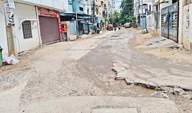 Manikonda की लक्ष्मी प्रिया कॉलोनी में खराब सड़कें