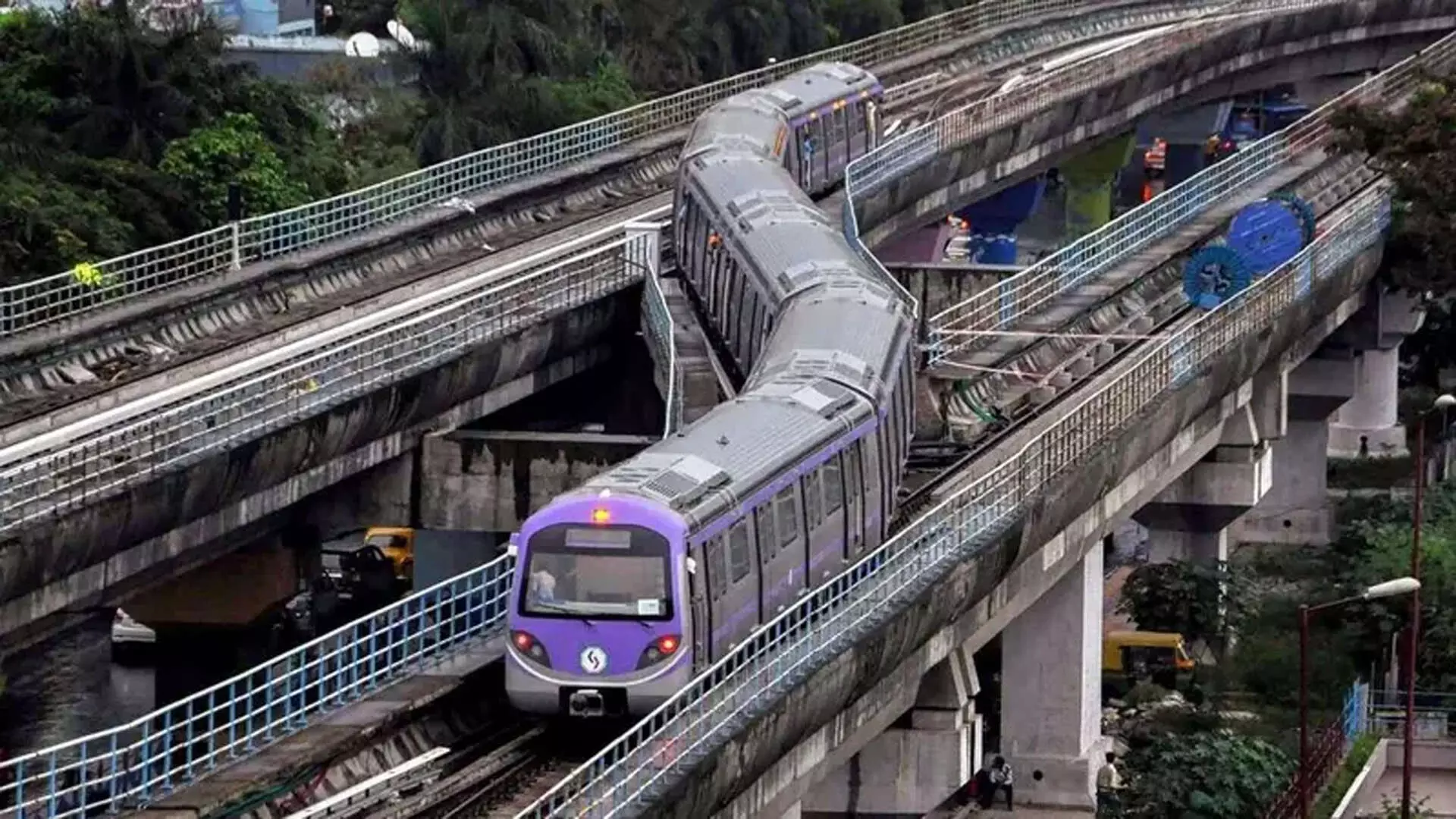 Kolkata: बिजली की समस्या, मेट्रो ट्रेन टॉलीगंज स्टेशन पर फंसी रही