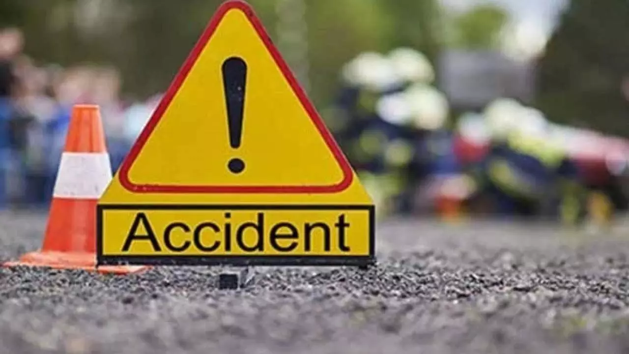 Accident: ट्रक से जा टकराई स्कॉर्पियो, 6 लोगो की मौत 5 घायल