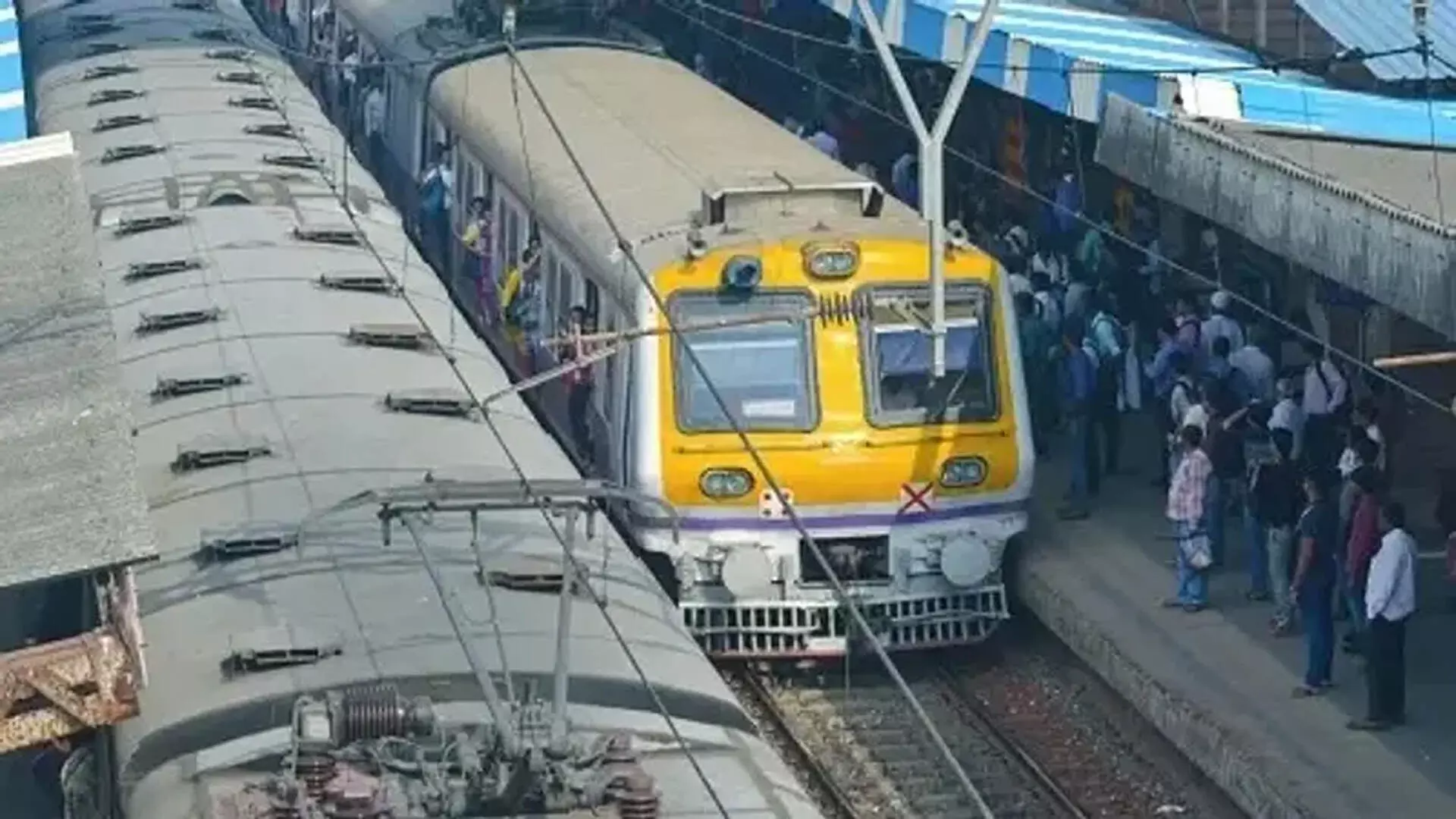 Mumbai लोकल फिर रद्द, निराश यात्री ने रेल मंत्री को टैग किया