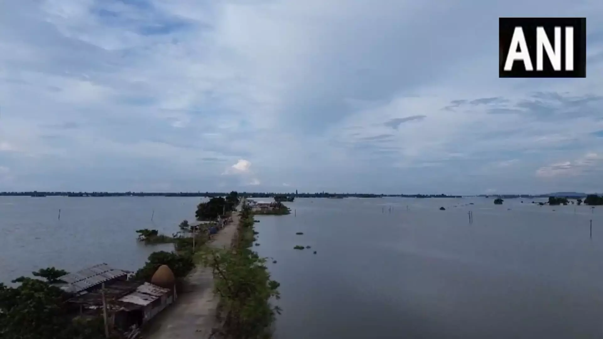 Assam: ब्रह्मपुत्र नदी का जलस्तर बढ़ने से मोरीगांव में बाढ़ जैसी स्थिति, VIDEO...