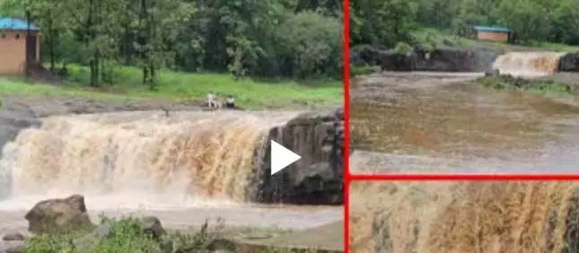 Umarpada के दिवातन गांव में भारी बारिश के कारण देवघाट जलप्रपात में बहा नया पानी
