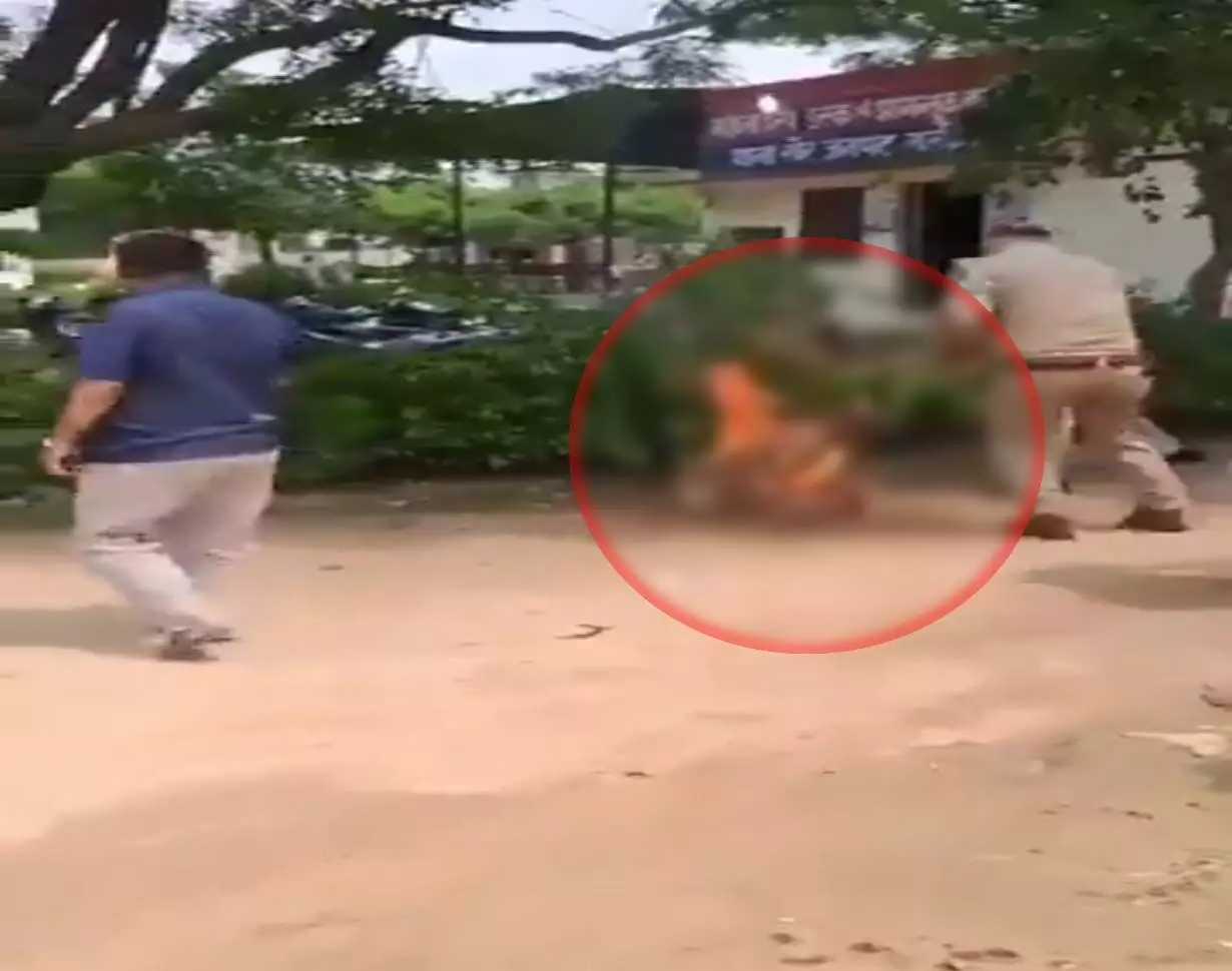 BIG BREAKING: बेटे ने थाने के अंदर अपनी मां को जिंदा जलाया, देखें VIDEO...