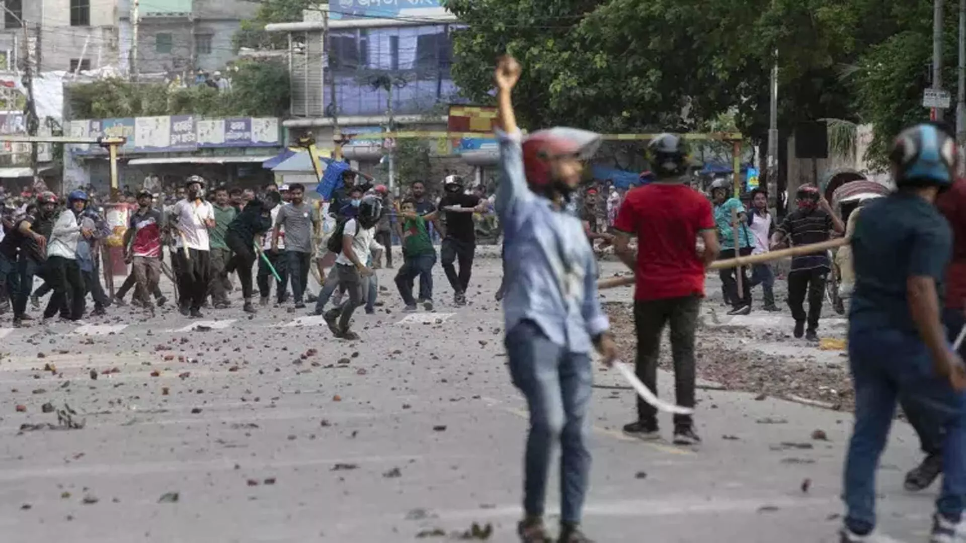 Bangladesh: सरकारी नौकरियों में कोटा प्रणाली को लेकर हिंसक झड़प, कई लोग घायल