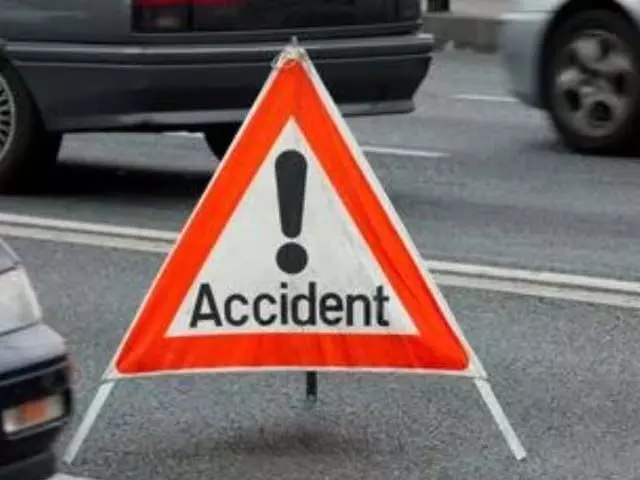 Accident: अनियंत्रित होकर कार ने युवक को कुचला, दो लोगों की मौत