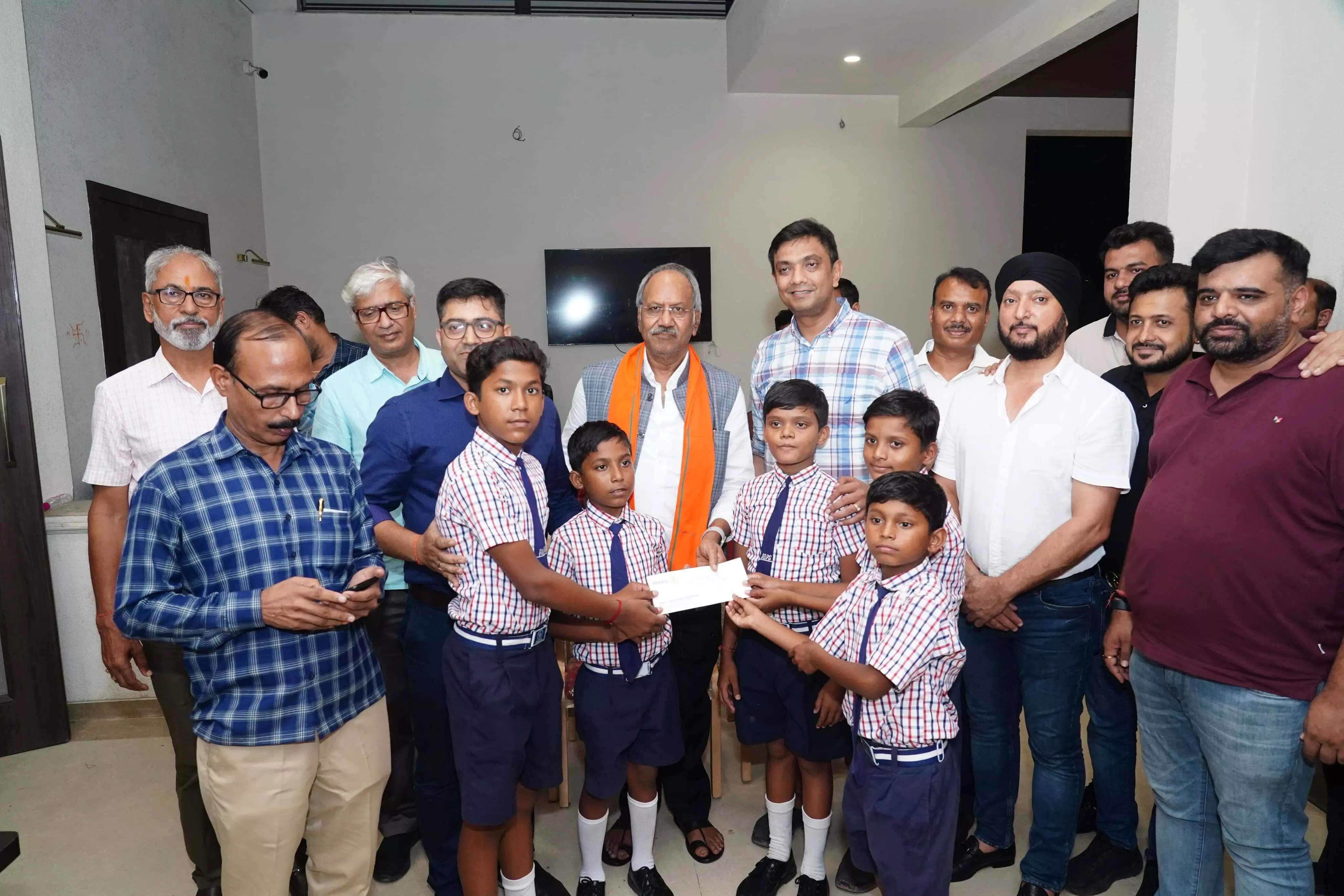 MP Brijmohan Agarwal ने 20 विद्यार्थियों को 4 लाख रुपए का छात्रवृत्ति चेक प्रदान किया