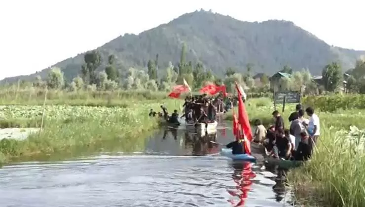 Jammu: श्रीनगर में डल झील पर नावों में मुहर्रम का जुलूस निकाला गया