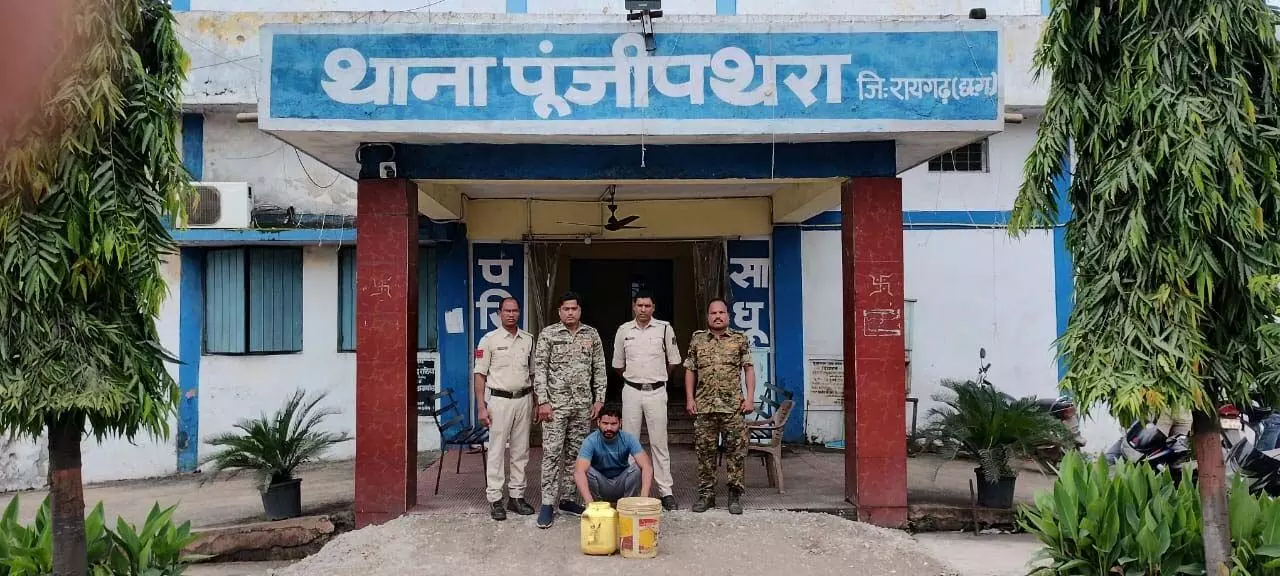 Raigarh में प्लास्टिक पाऊच से बेच रहा था शराब, युवक गिरफ्तार