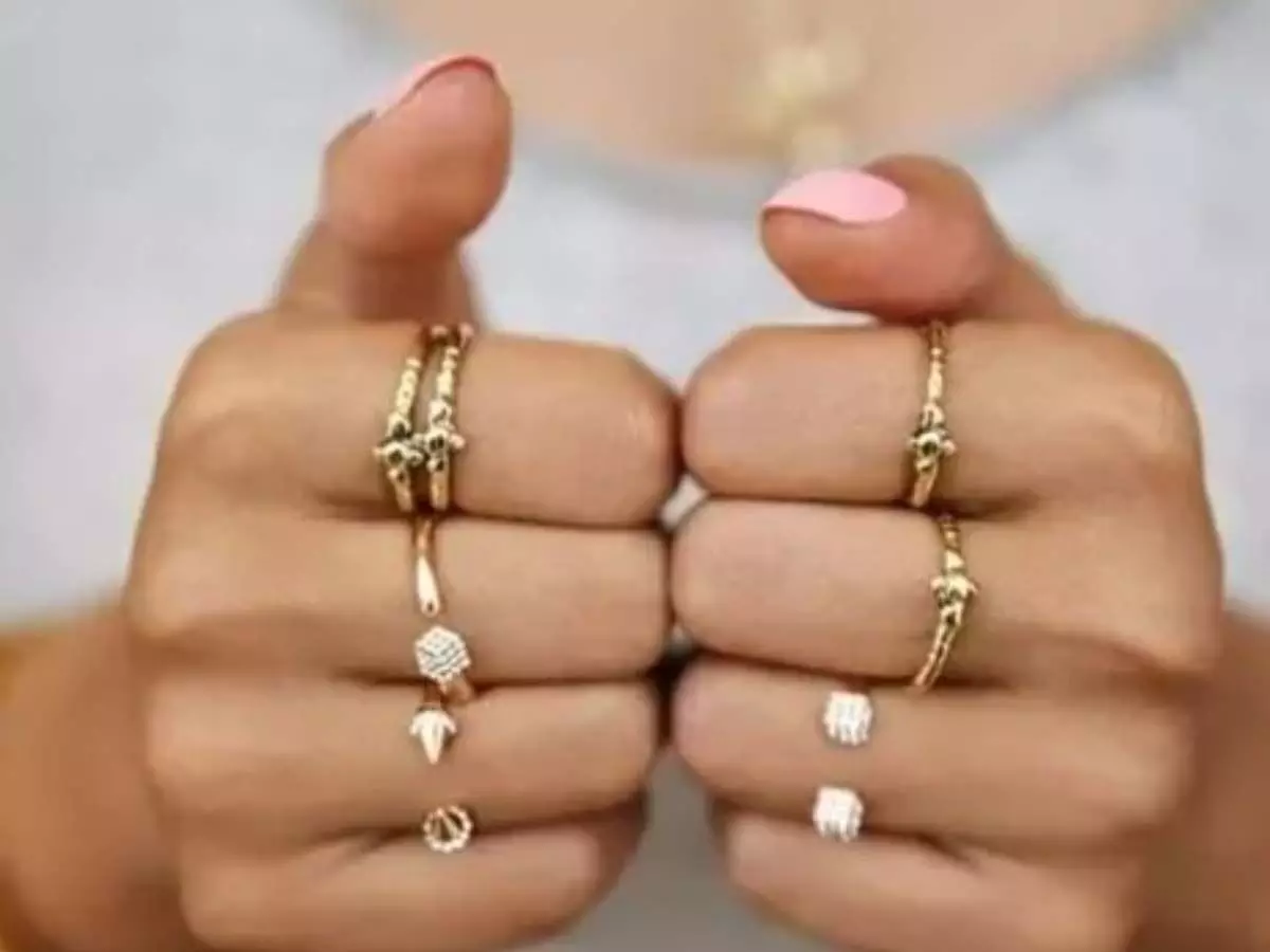 Vastu Tips: जाने कौन से अंगुली में नहीं पहनना चाहिए सोने की अंगूठी