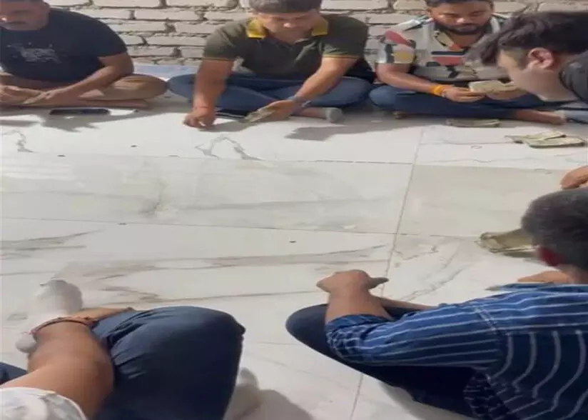 परियों के इश्क में डूबे जुआरियों का Video वायरल, पुलिस पर गंभीर आरोप