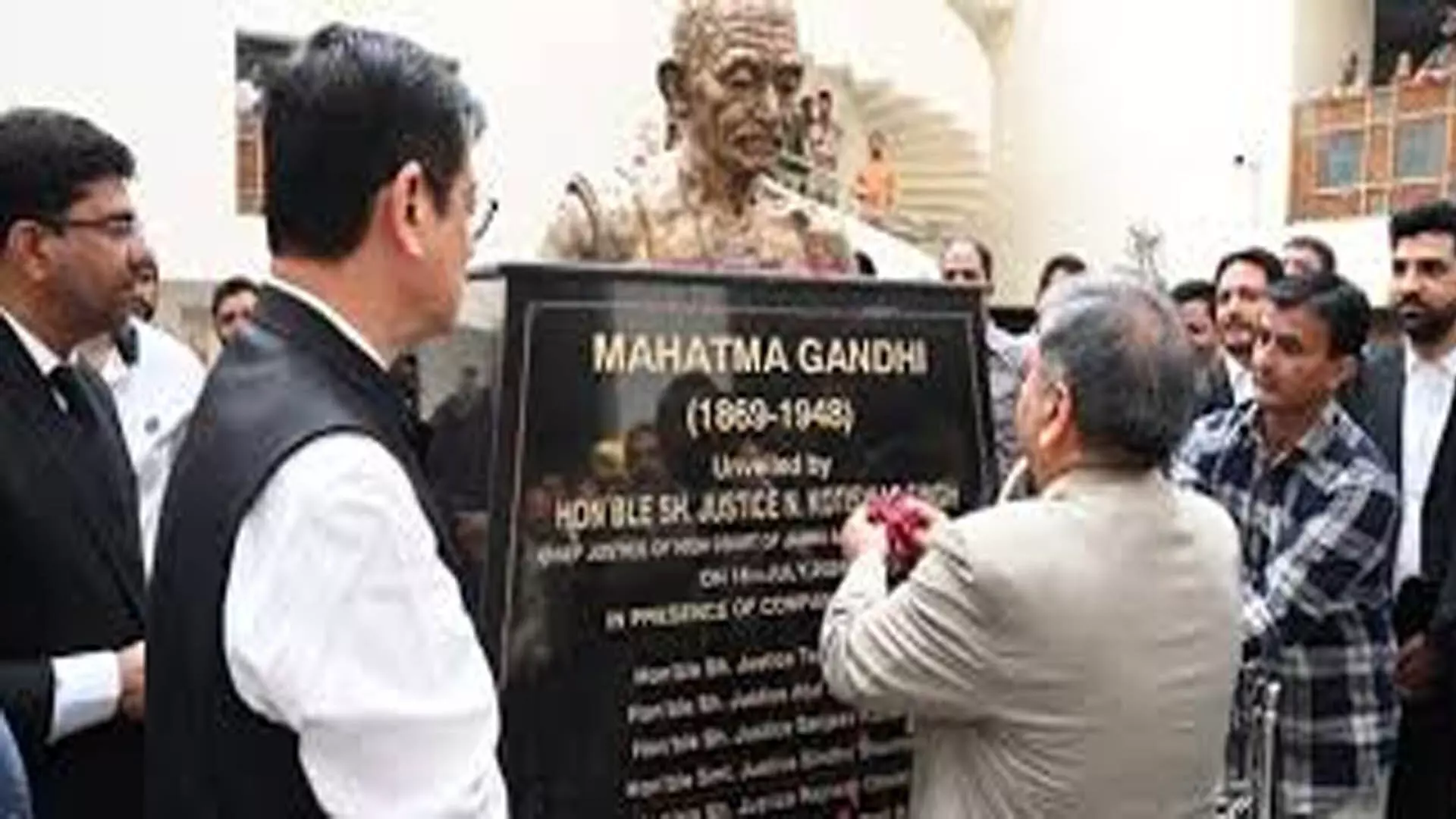 मुख्य न्यायाधीश ने उच्च न्यायालय में महात्मा गांधी की प्रतिमा का अनावरण किया