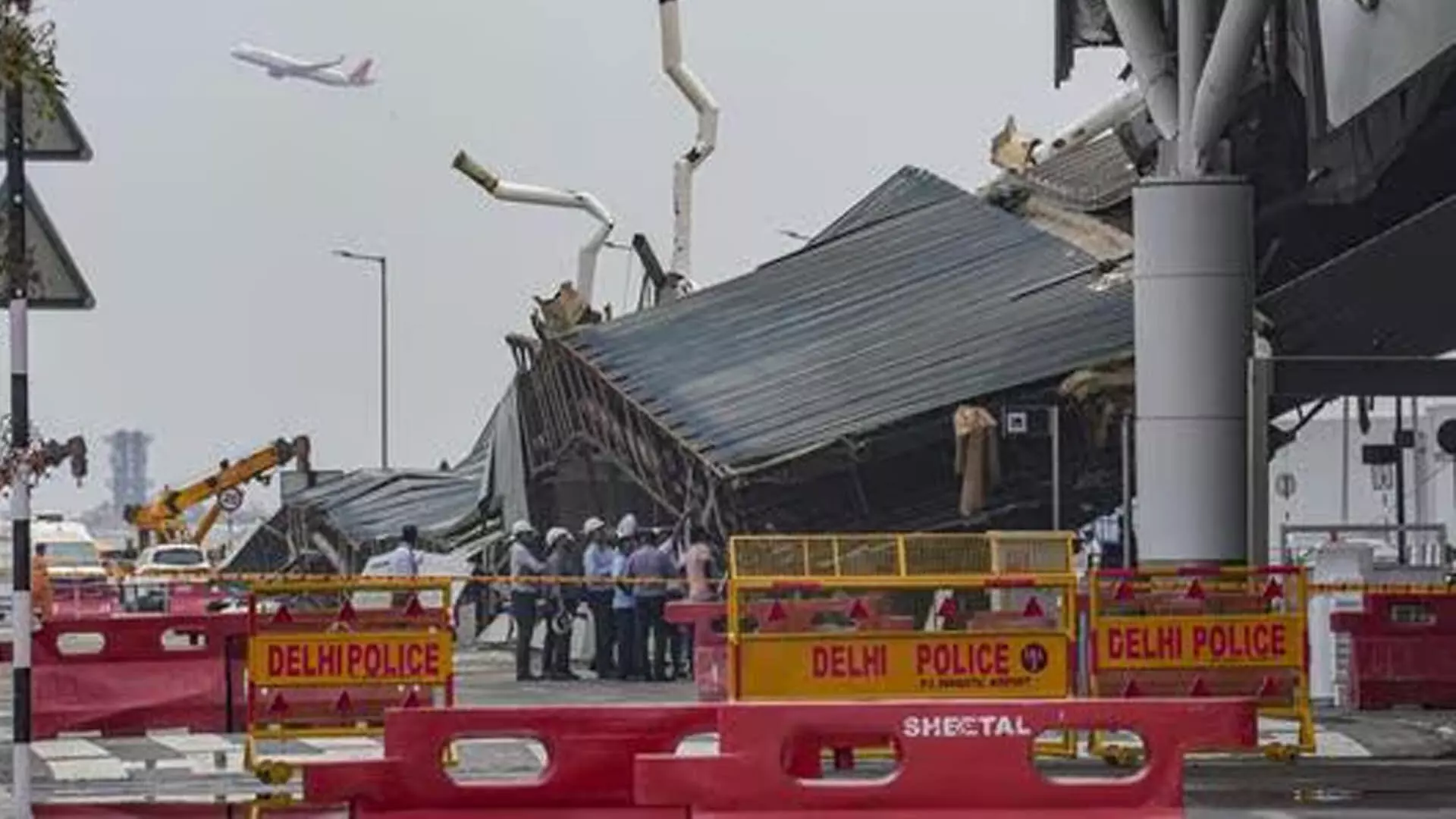 DEHLI: दिल्ली हवाई अड्डे के टर्मिनल 1 पर ढही छतरी को हटाने का काम शुरू