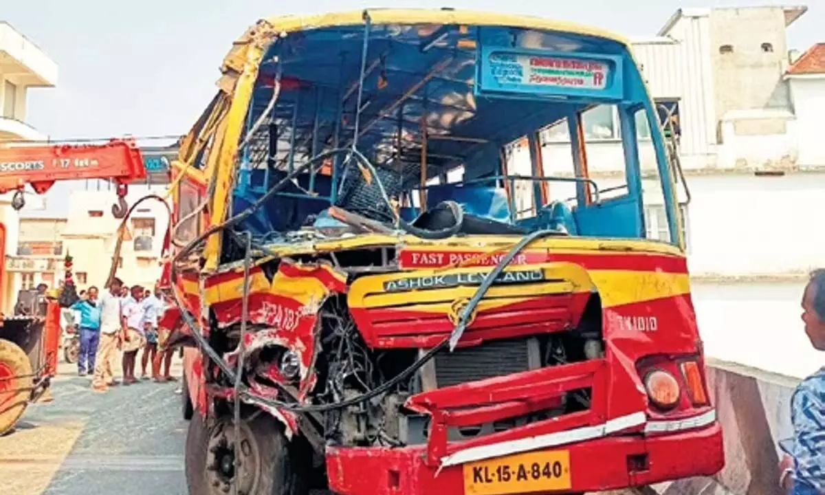 Tamil Nadu: तमिलनाडु के धर्मपुरी में दो निजी बसों की टक्कर में 88 लोग घायल